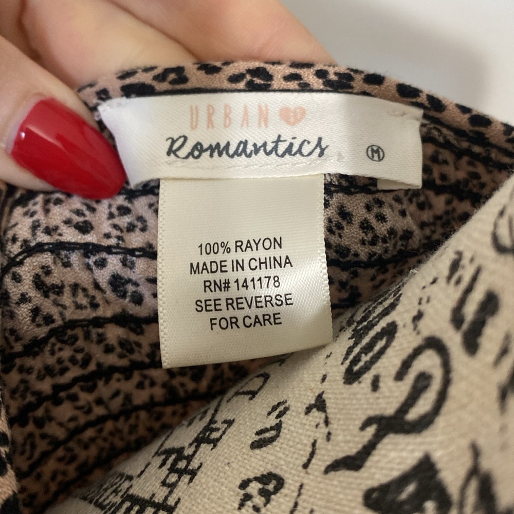 URBAN Romantics Long Sleeve Smocked Leopard Print Blouse - Picture 6 of 6